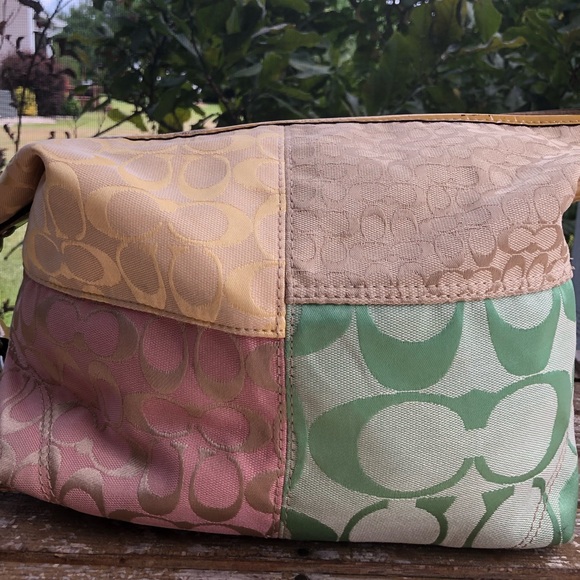 Beautiful Coach purse. Great for Spring and Summer. - Picture 11 of 14